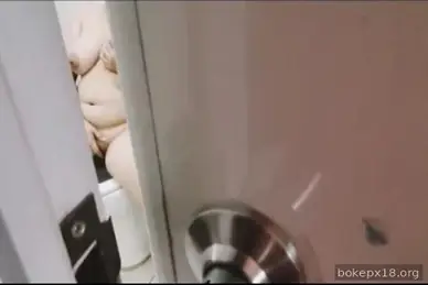 Keciduk lagi coli di toilet sama abang sendiri