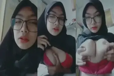Nadira Tobrut Hijab Hitam BH Merah Digenjot Sampe Becek