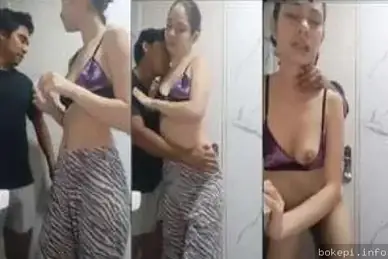 Ngewe Mama Tiri Cantik Diam-Diam di Toilet