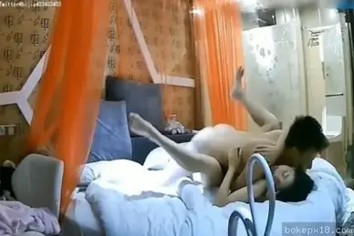 Ngintip diam-diam pasangan ngentot di hotel